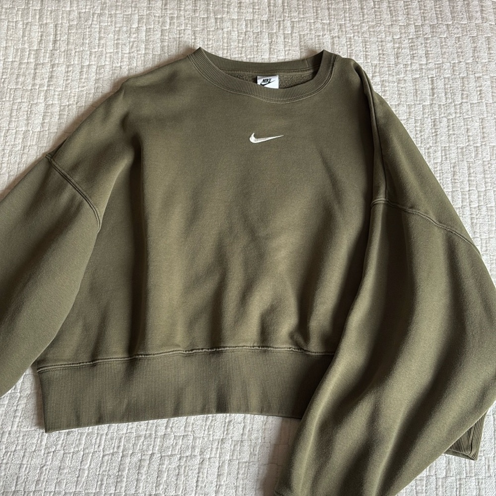 Nike Women’s Phoenix Fleece: 
Over-Oversized CrewNeck. Size Medium, Olive Green
